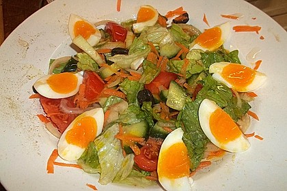 Bunter Salat mit Ei, Salami etc. 2