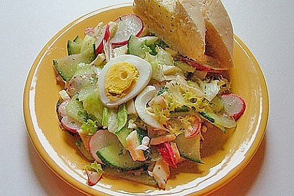 Bunter Salat mit Ei, Salami etc.