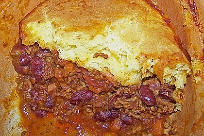 Chili con carne unter Maisbrothaube