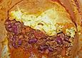 Chili con carne unter Maisbrothaube