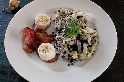 Schwarzer Linsensalat mit Fenchel, Bacon und Ziegenfrischk&auml;se