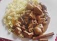 Weihnachtliches Gulasch mit Zimtstangen, Nelken, Koriander und Zitrone