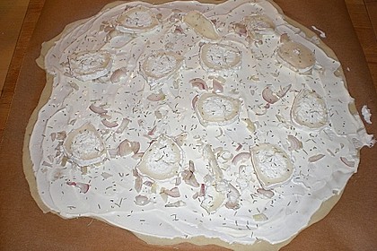 Flammkuchen mit Ziegenkäse und Honig 14