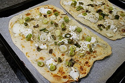 Flammkuchen mit Ziegenkäse und Honig 7