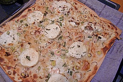 Flammkuchen mit Ziegenkäse und Honig 12