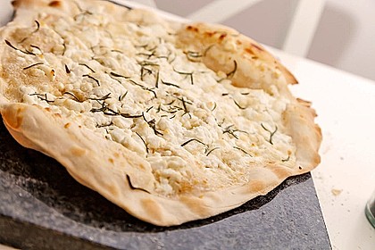 Flammkuchen mit Ziegenkäse und Honig