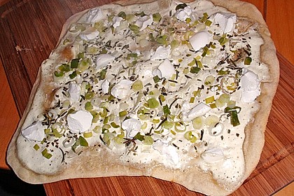 Flammkuchen mit Ziegenkäse und Honig 8