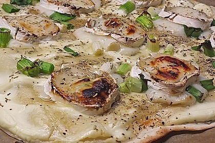 Flammkuchen mit Ziegenkäse und Honig 3