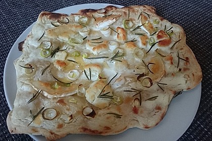 Flammkuchen mit Ziegenkäse und Honig 9