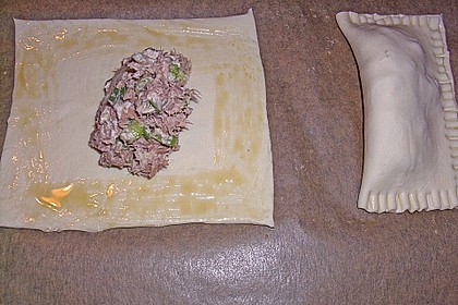 Bl&auml;tterteigtaschen mit Thunfisch