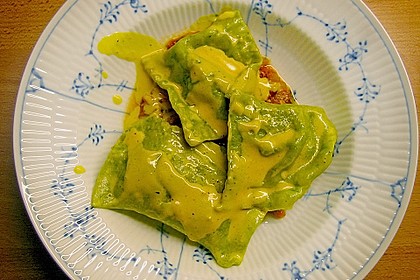 Ravioli mit Lachsf&uuml;llung an Safransauce