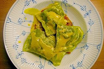 Ravioli mit Lachsfüllung an Safransauce