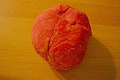 Rote Ravioli mit Gansf&uuml;llung auf einem Selleriebett 1