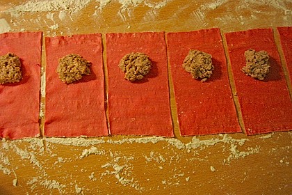 Rote Ravioli mit Gansf&uuml;llung auf einem Selleriebett 2