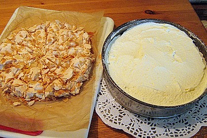 Baiser - Torte mit Himbeer - oder Brombeercreme 1