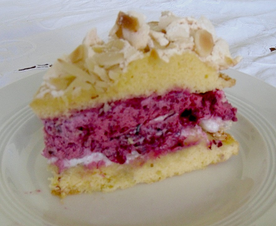 Baiser - Torte mit Himbeer - oder Brombeercreme (Rezept mit Bild ...