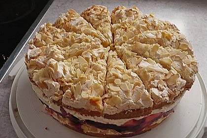Baiser - Torte mit Himbeer - oder Brombeercreme 10