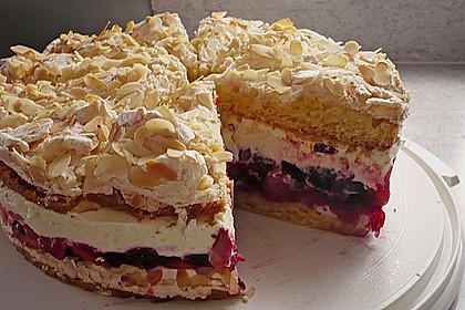 Baiser - Torte mit Himbeer - oder Brombeercreme 11
