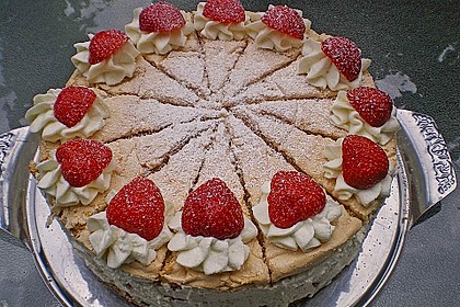 Baiser - Torte mit Himbeer - oder Brombeercreme 18