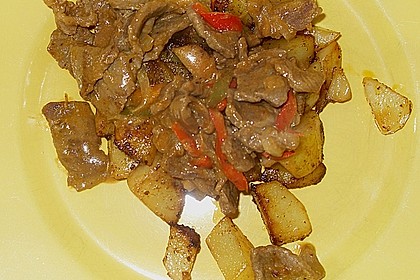 Ungarische Rinderpfanne an Bratkartoffeln