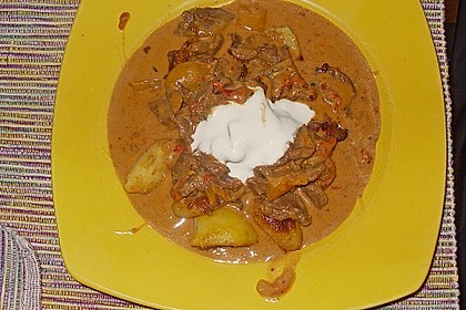 Ungarische Rinderpfanne an Bratkartoffeln 7