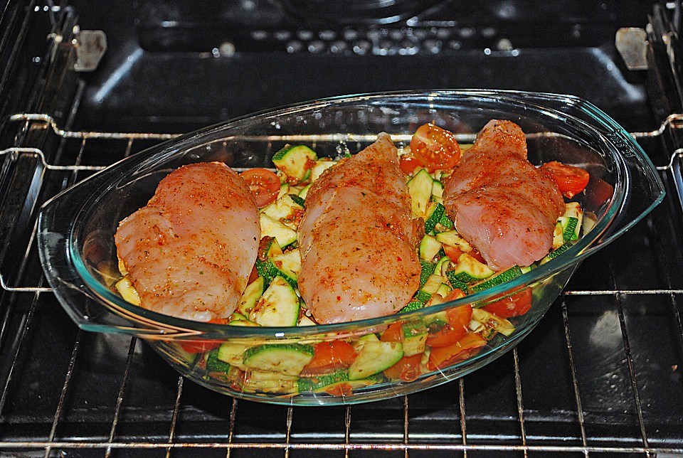 Hähnchenbrust auf Zucchini - Tomaten - Bett (Rezept mit Bild) | Chefkoch.de