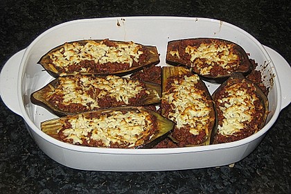 Gef&uuml;llte Auberginen mit Schafsk&auml;se &uuml;berbacken