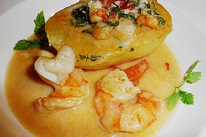 Kartoffeln gef&uuml;llt, in einer Wei&szlig;wein - Samtsauce mit Scampi