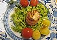 Jakobsmuschel im Baconmantel auf Zucchinijulienne mit Schmortomaten und Bratkartoffeln