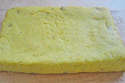 Polentapl&auml;tzchen mit getrockneten Steinpilzen