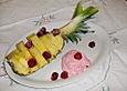 Ananas mit Himbeersahne