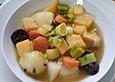 Gem&uuml;sesuppe mit Pflaumen