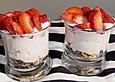 Erdbeerdessert mit Milchm&auml;dchen