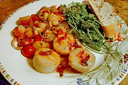 Jakobsmuscheln in Chili - Marinade auf herzhaftem Mangosalat