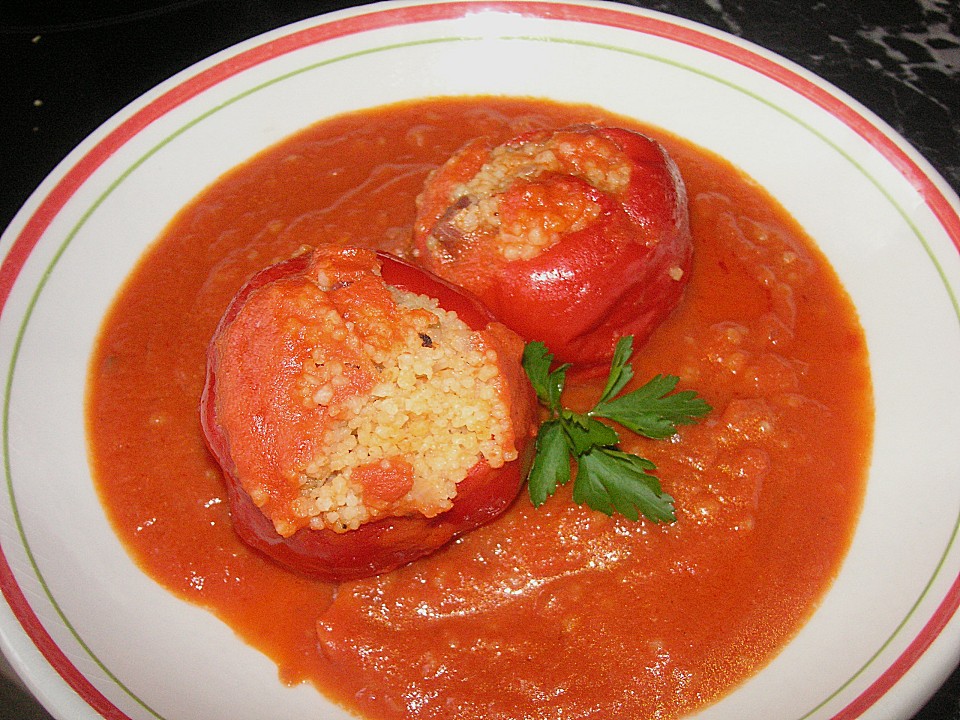 Gefüllte Paprika mit Cous-Cous und Tomatensoße (Rezept mit Bild ...
