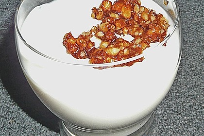 Joghurt mit Weintrauben und karamellisierten Waln&uuml;ssen