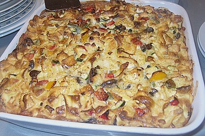 Nudelauflauf mit Gem&uuml;se und Schafsk&auml;se
