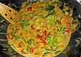 Wokgem&uuml;se mit Erdnussso&szlig;e und Scampi