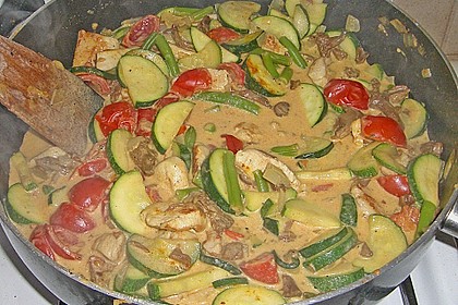 Puten - Zucchini - Pfanne mit Pfifferlingen