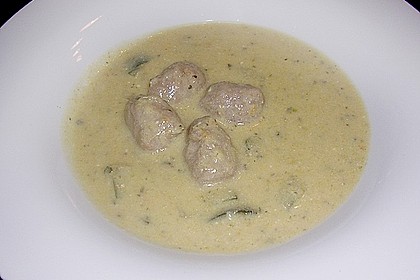 Gem&uuml;secremesuppe mit Br&auml;tkl&ouml;&szlig;chen