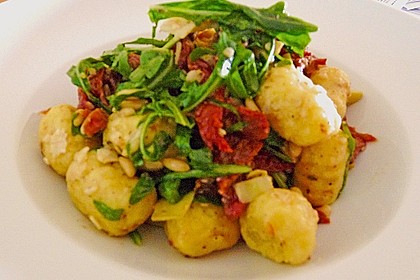 Gnocchi - Salat mit Pinienkernen und getrockneten Tomaten