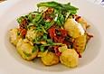 Gnocchi - Salat mit Pinienkernen und getrockneten Tomaten