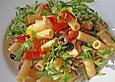 Pasta mit Rucola, Oliven und Tomaten