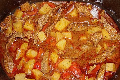 Gulaschsuppe aus dem Römertopf
