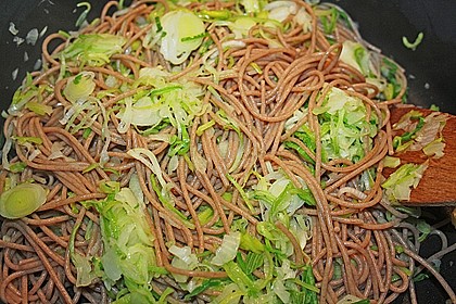 Gebratene Nudeln mit Lauch und Ei 3