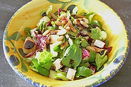 Lieblingssalat mit Birne, Balsamico, Feta, Pinienkernen