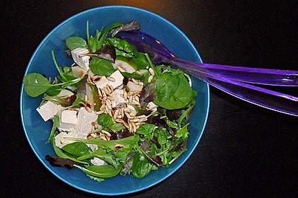 Lieblingssalat mit Birne, Balsamico, Feta, Pinienkernen 1