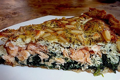 Quiche mit Lachs, Spinat und Pinienkernen