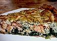 Quiche mit Lachs, Spinat und Pinienkernen