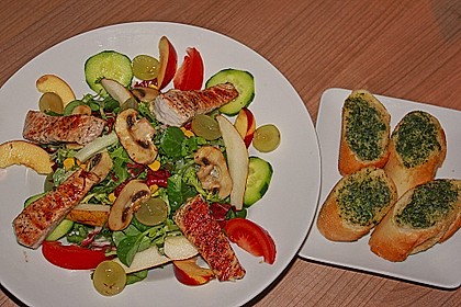 Salat mit Putenstreifen und Kr&auml;uterbutterbaguette